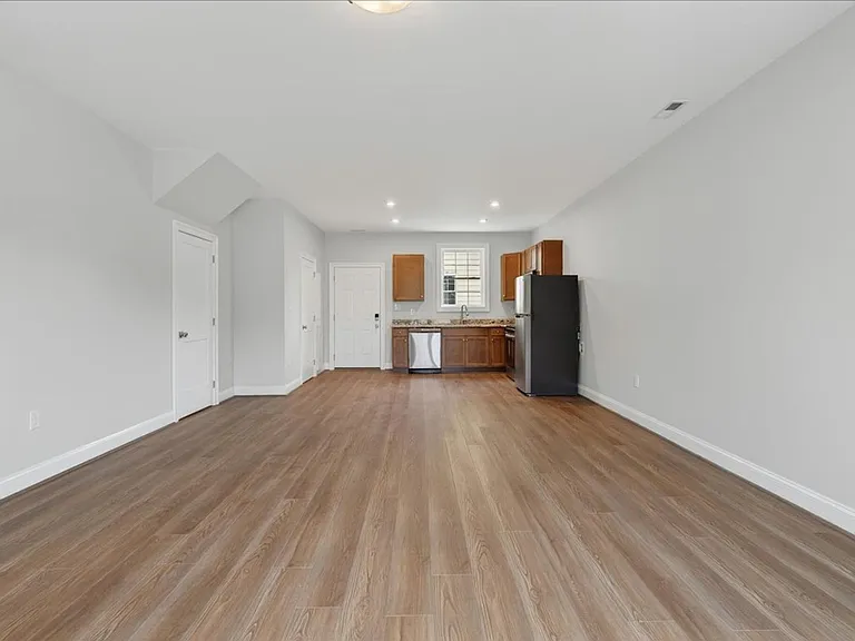 150 Carolina St — Photo 4