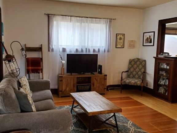 3rd image of 612 2nd Ave NE
