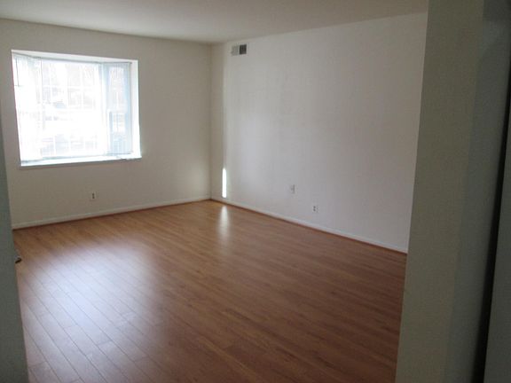 3rd image of 2827A S Wakefield St