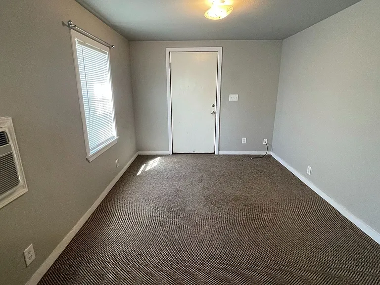 703 Goingsnake St — Photo 8
