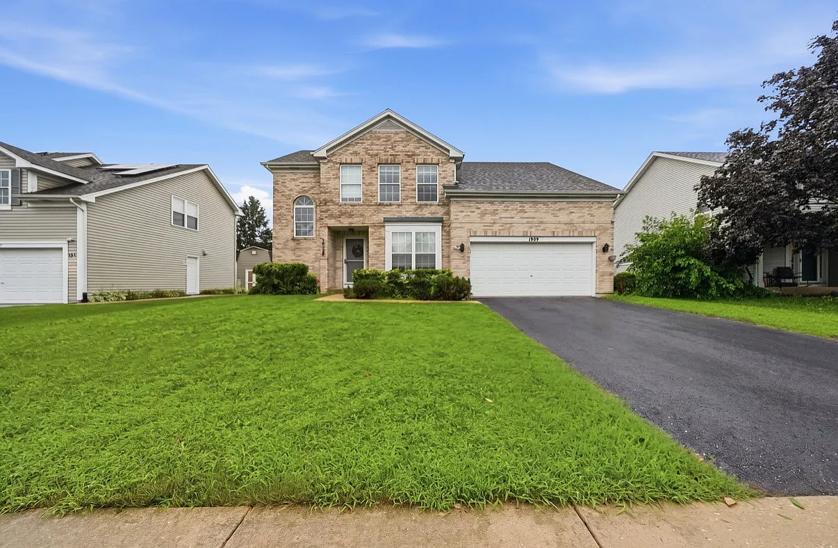3 bed, 2.5 bath, 2100 sqft, $3,200 — Photo 1