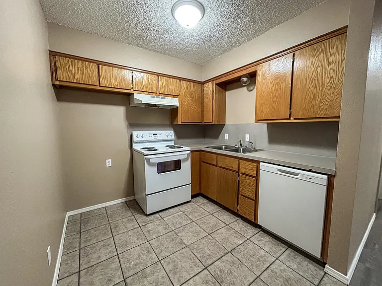 2100 Lynn Ln #A — Photo 3