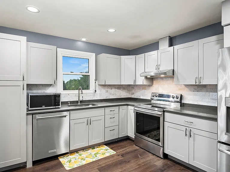 Kitchen (alt view)