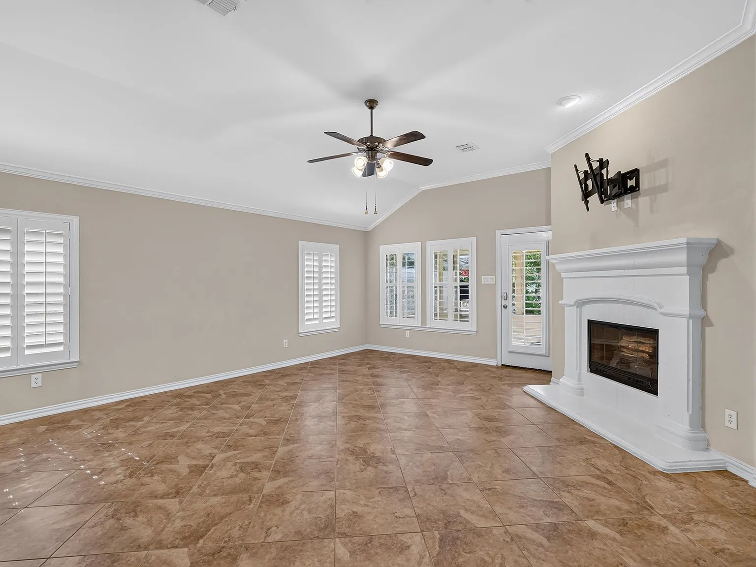 3 bed, 1975 sqft, $2,600 — Photo 3