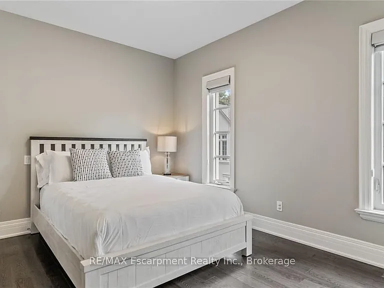 81 Brock St — Photo 40