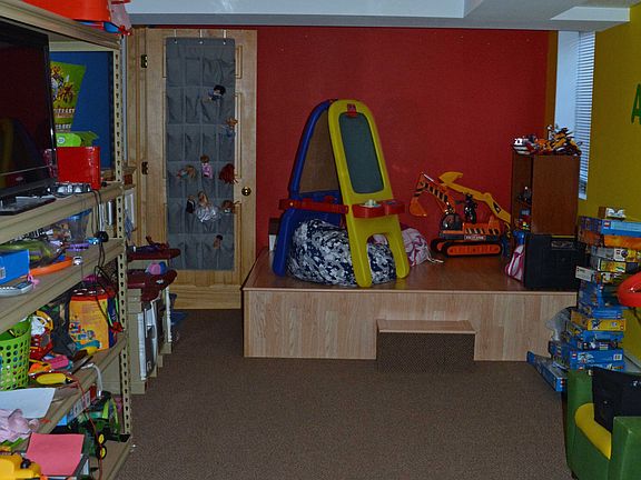 5th image of 613 2nd St NE