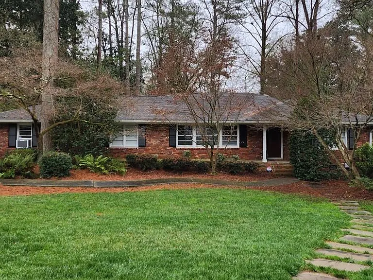 376 Cochran Dr NW — Photo 1
