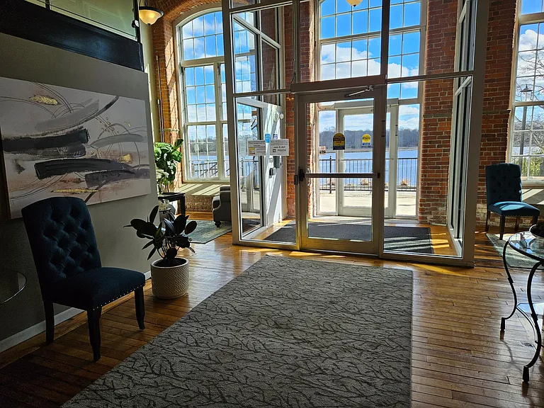 Victoria Riverside Townhouse Lofts — Photo 29