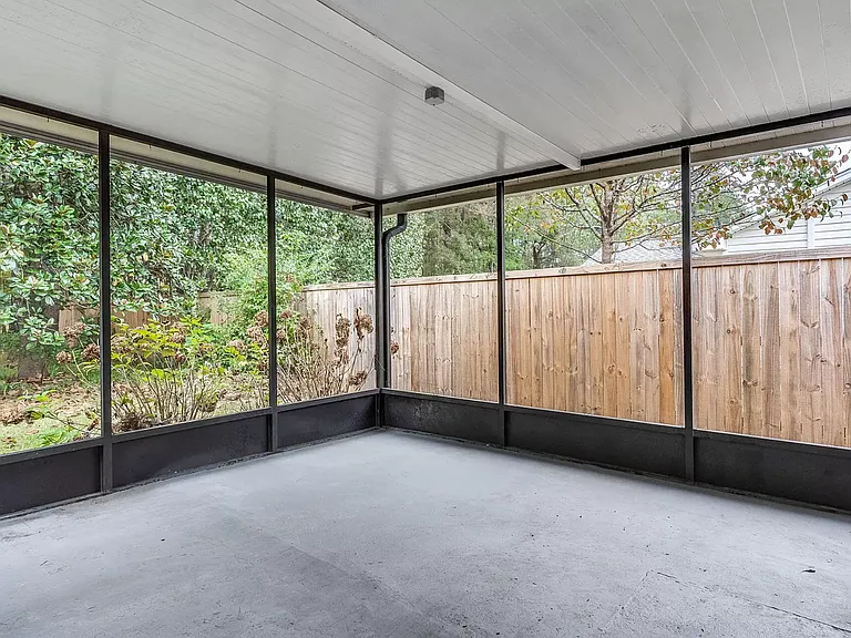 426 Longleaf Dr — Photo 3