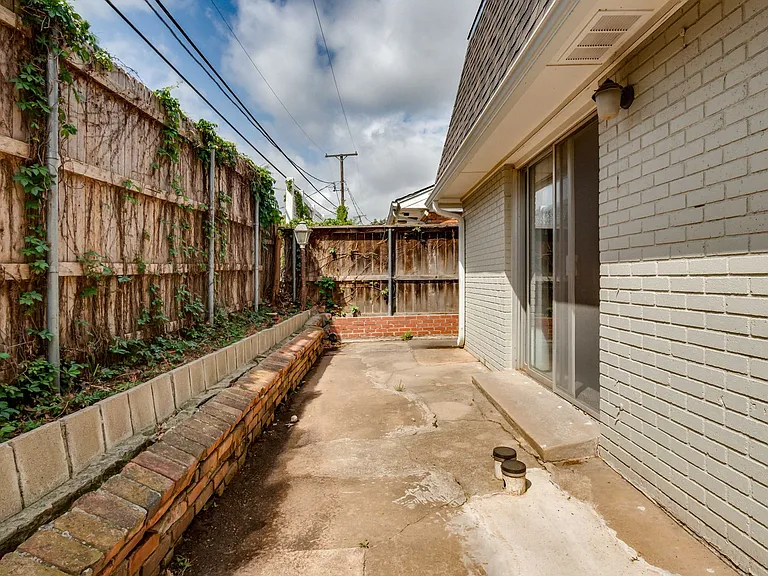 2518 NW 62nd St — Photo 43