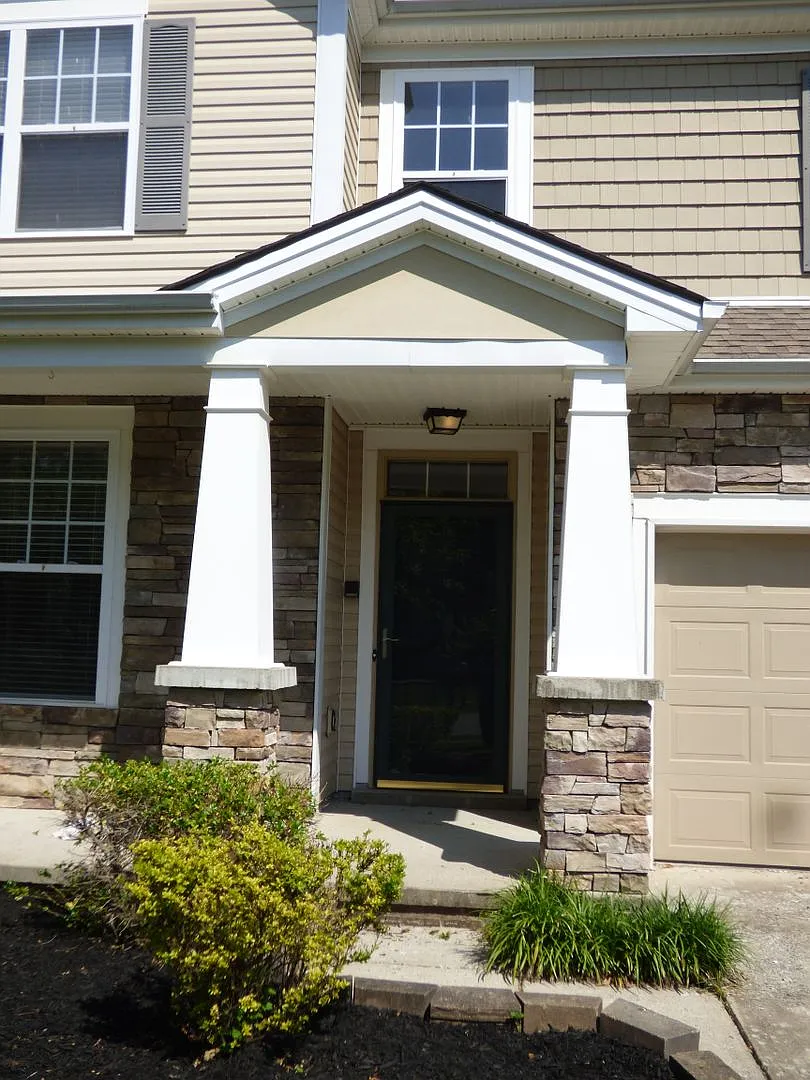 Beautiful 4 BR Home in South Lexington! Open Floor Plan, Walk-In Closets, Jetted Tub, Pets Ok! — Photo 2