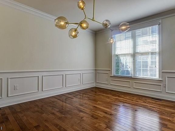 3rd image of 19 Woodstone Cir