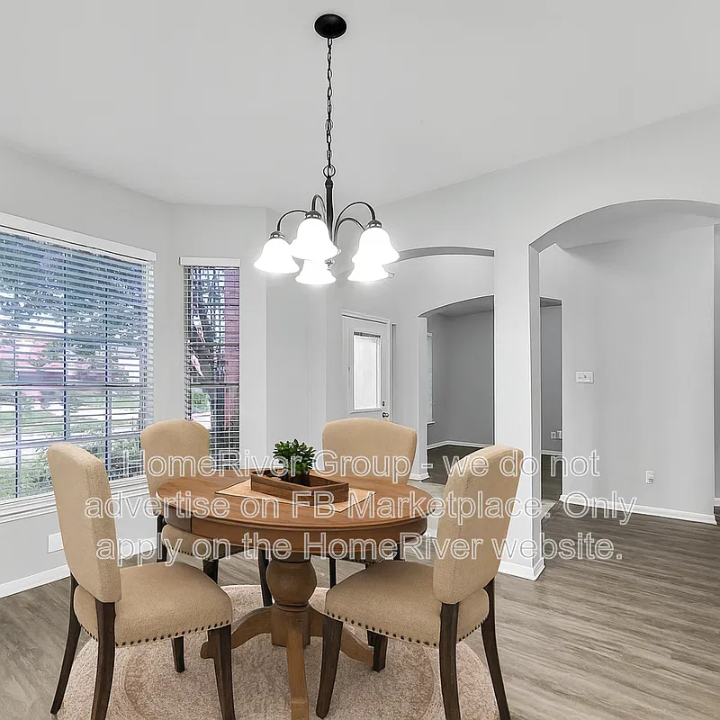 5 bed, 2.5 bath, 2824 sqft, $2,425 — Photo 3