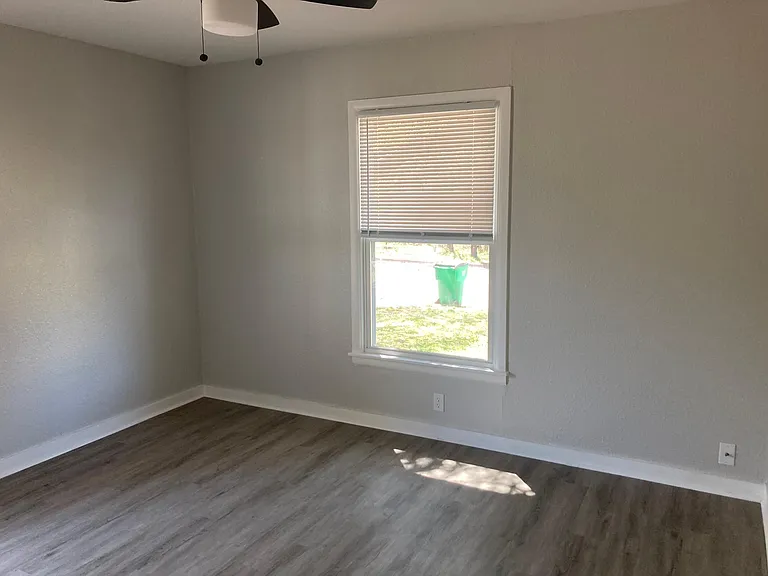 211 W Church St — Photo 9