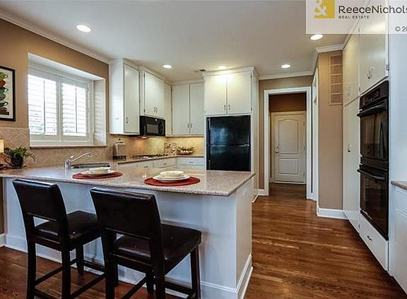 Very Sleek Kitchen straight from Houzz!