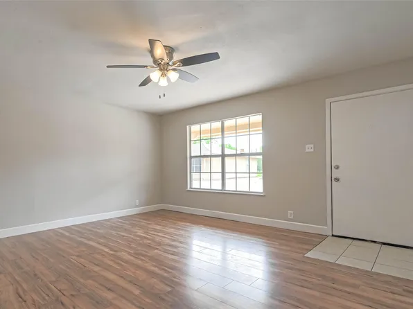 8430 Round Rock Dr APT 8, Houston, TX 77049