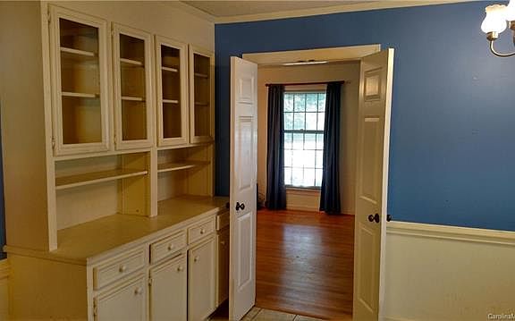 2nd image of 1027 Hunter St