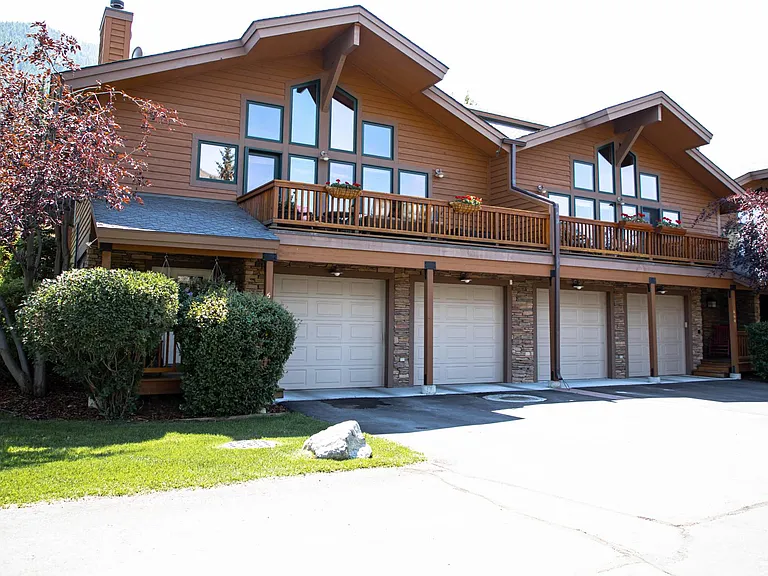 654 Hillside Dr — Photo 3