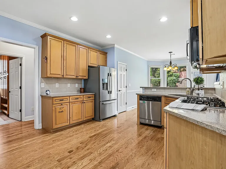 810 Freedom Way — Photo 38