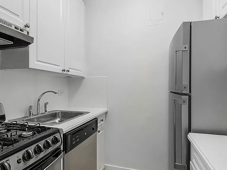 215 E 68th St #5Q — Photo 2