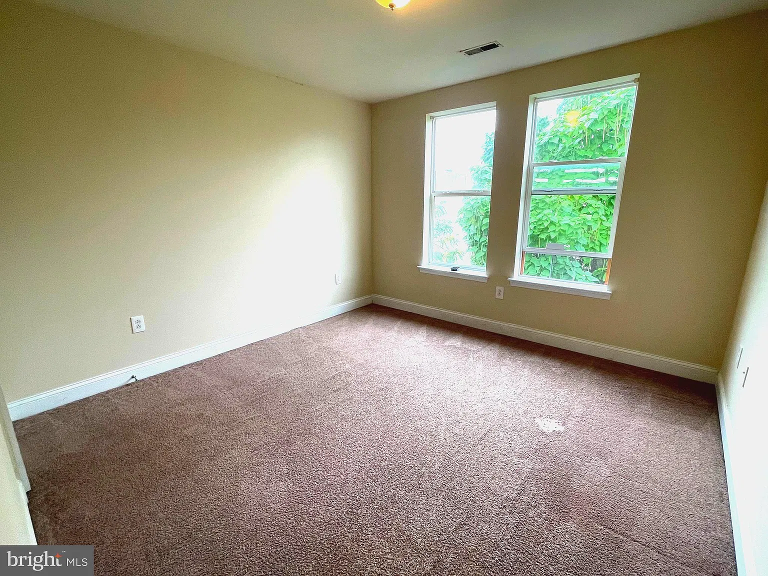 3 bed, 1.0 bath, 1300 sqft, $1,500 — Photo 2
