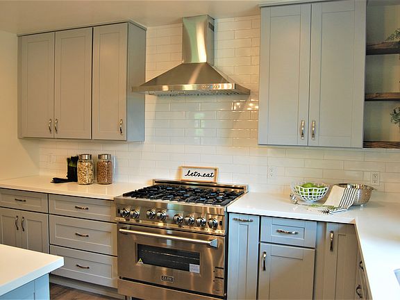 3rd image of 740 Las Palmas Dr