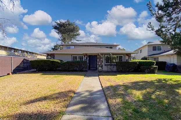 1096 A Mohr lane concord 94518: Fantastic ground level unit with no neighbors on the side or above. Huge front yard common area adds to privacy and desirability of this condo. Located very close to the Pleasant Hill boarder and conveniently located near