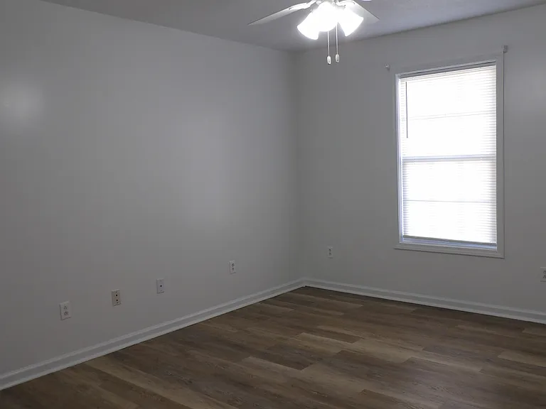 College Pointe Apartments — Photo 33