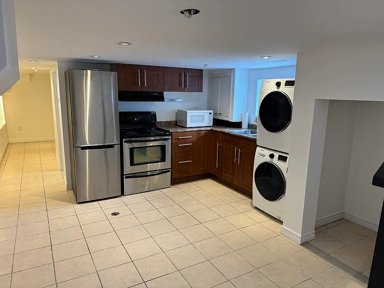 2A Tiverton Ave #2A — Photo 9