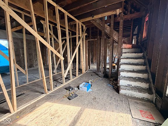 3rd image of 832 E Beecher St