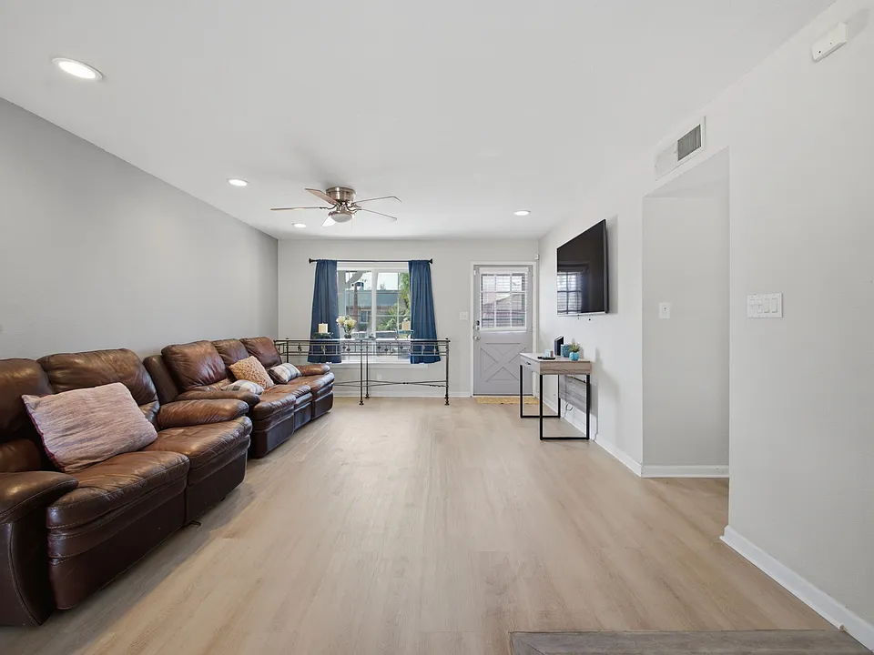 2329 E Concorda Dr