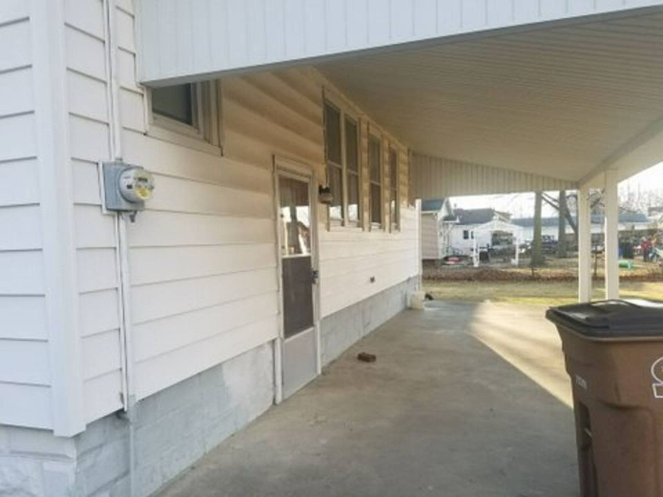 2nd image of 304 W Oak St