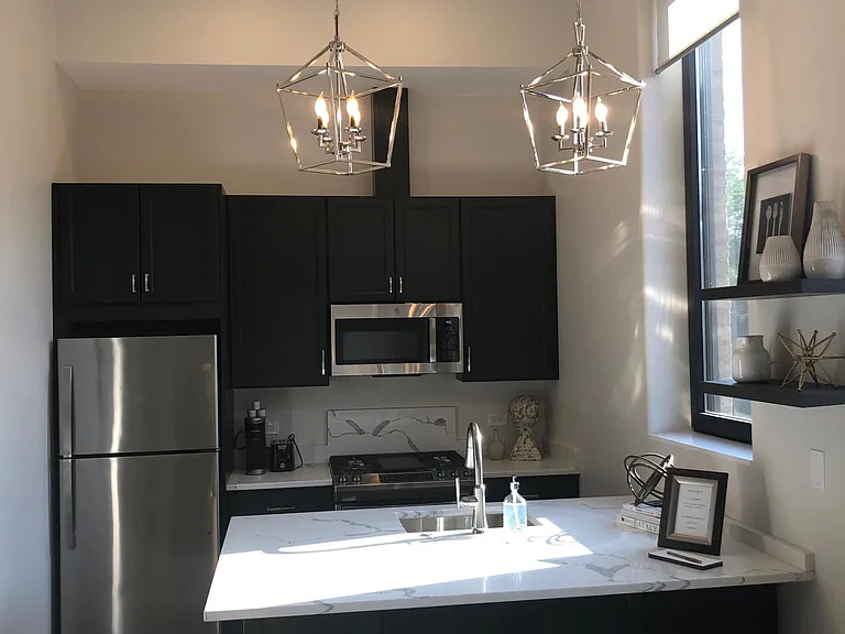 1425 W Diversey Pkwy — Photo 2