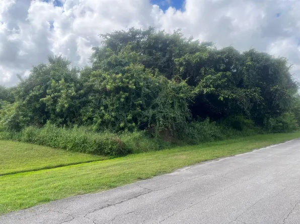 562 NW Azalea Ave, Port Saint Lucie, FL 34983
