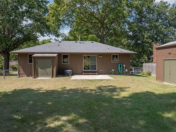 3rd image of 3209 N 36th Ter