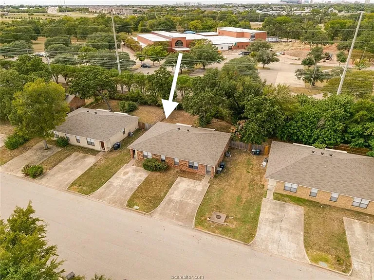 621 W Ridge Dr — Photo 2