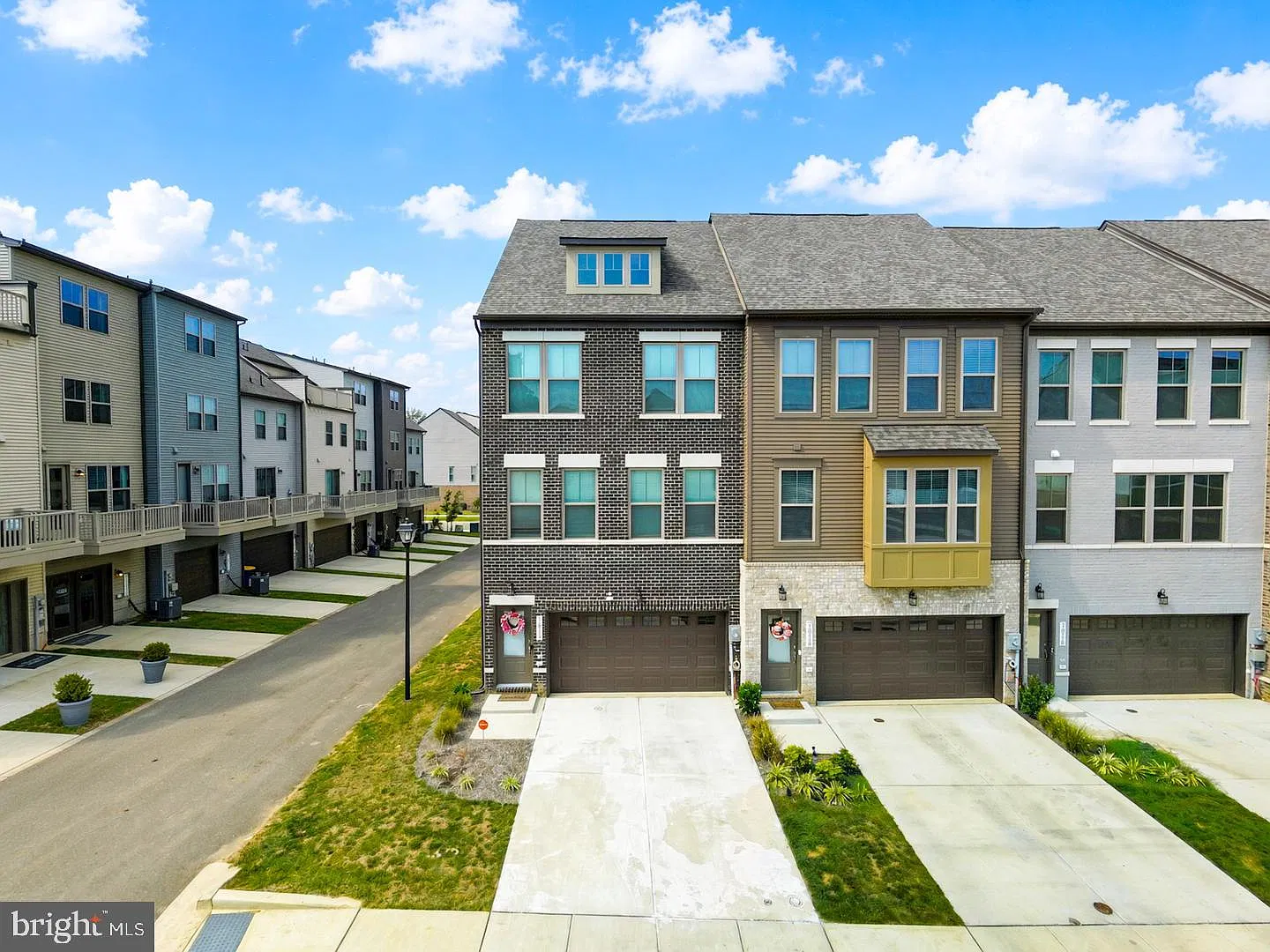 4 bed, 3.0 bath, 2615 sqft, $3,650 — Photo 2