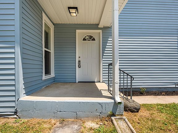 3rd image of 321 W Oakridge Ave