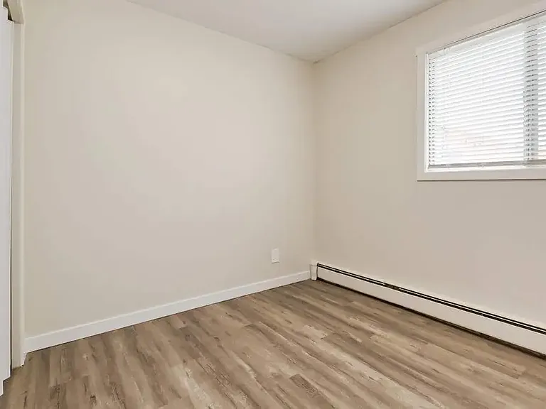 510 Robert St E — Photo 11
