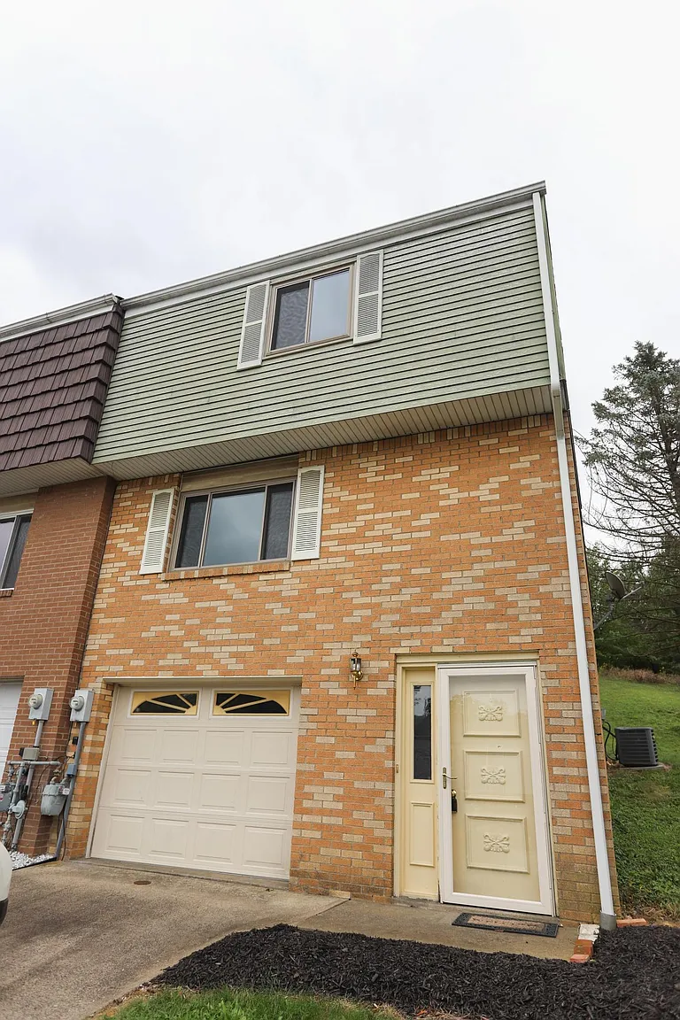 2027 Denning Way photo 1