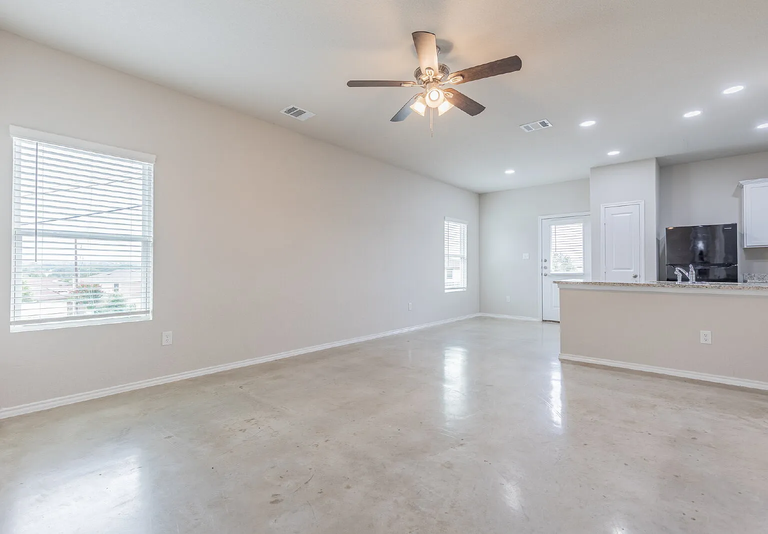 3 bed, 2.5 bath, 1200 sqft, $1,295 — Photo 4