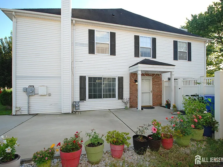 96 Brewster Cir — Photo 1