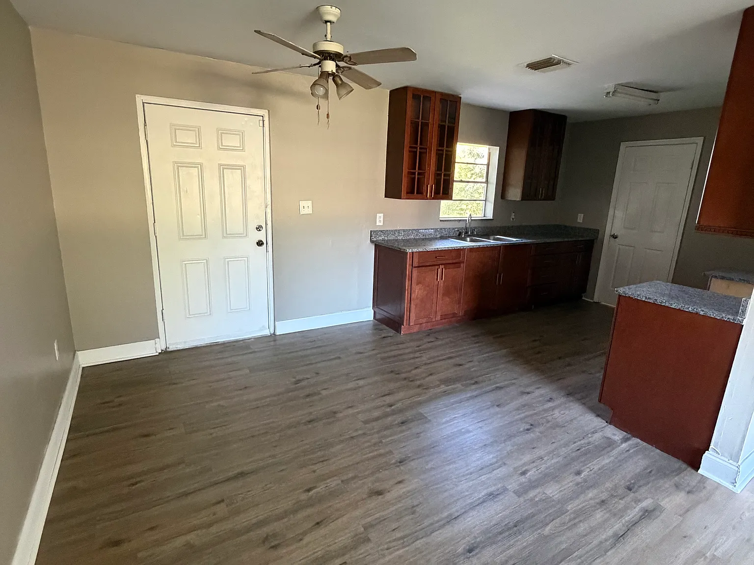 3 bed, 1.5 bath, 1350 sqft, $1,550 — Photo 3