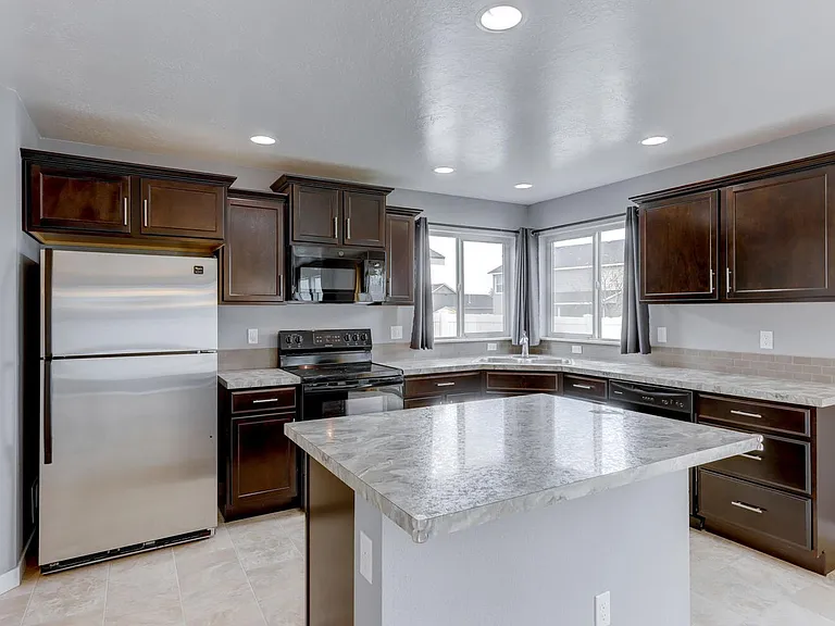 1924 W Deserthawk Dr — Photo 2