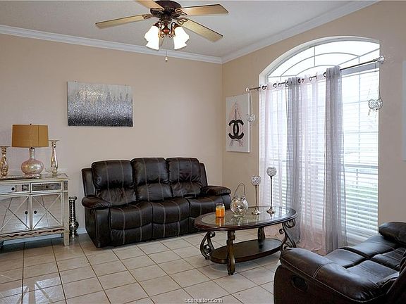 3rd image of 227 Navarro Dr