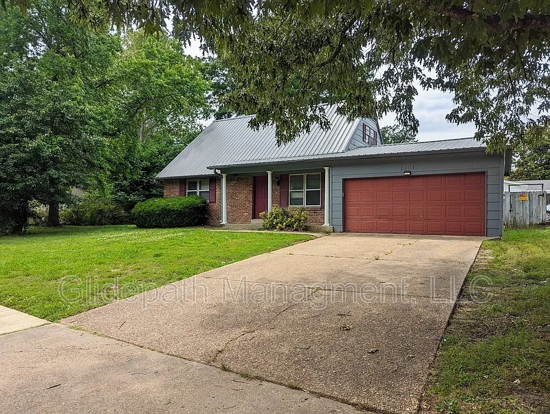 4 bed, 2.0 bath, 1326 sqft, $1,575 — Photo 2