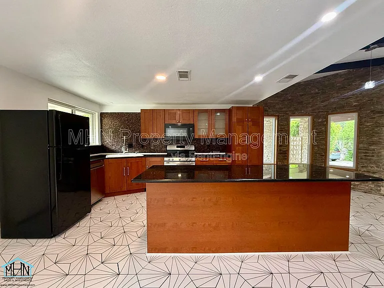 100 Bluet Ln — Photo 8