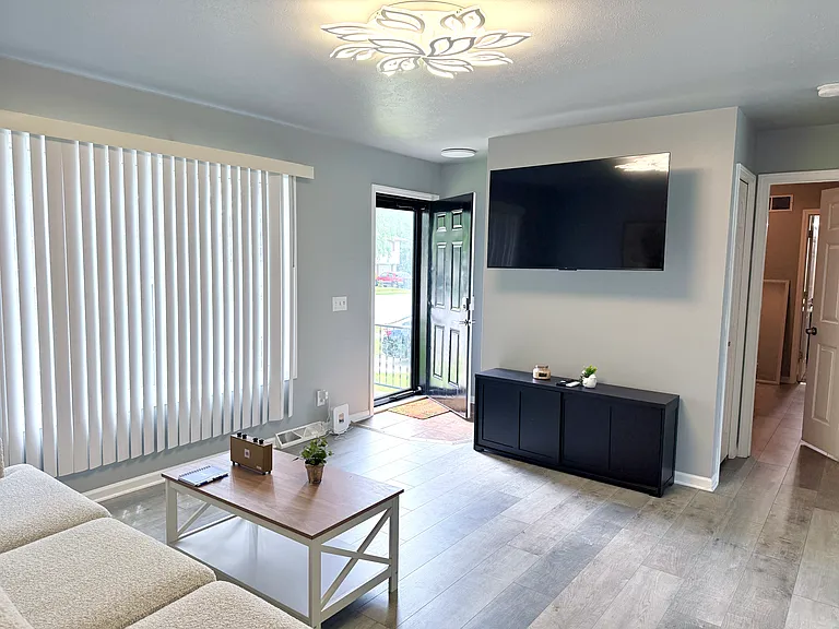 2244 W Taft St — Photo 4