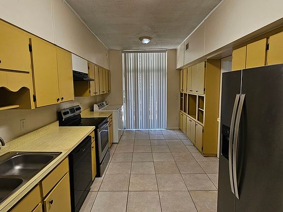 5th image of 2818 SW 2nd Ave