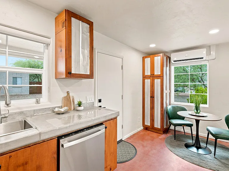 2542 E Seneca St — Photo 40